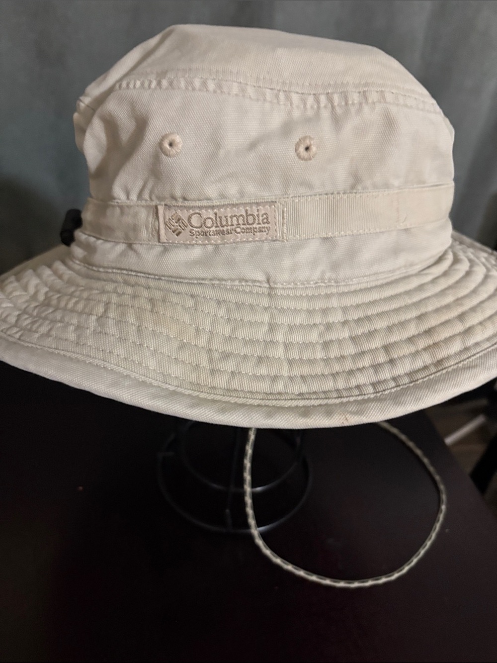 Columbia mens Cream Bucket Hat with Chin Strap